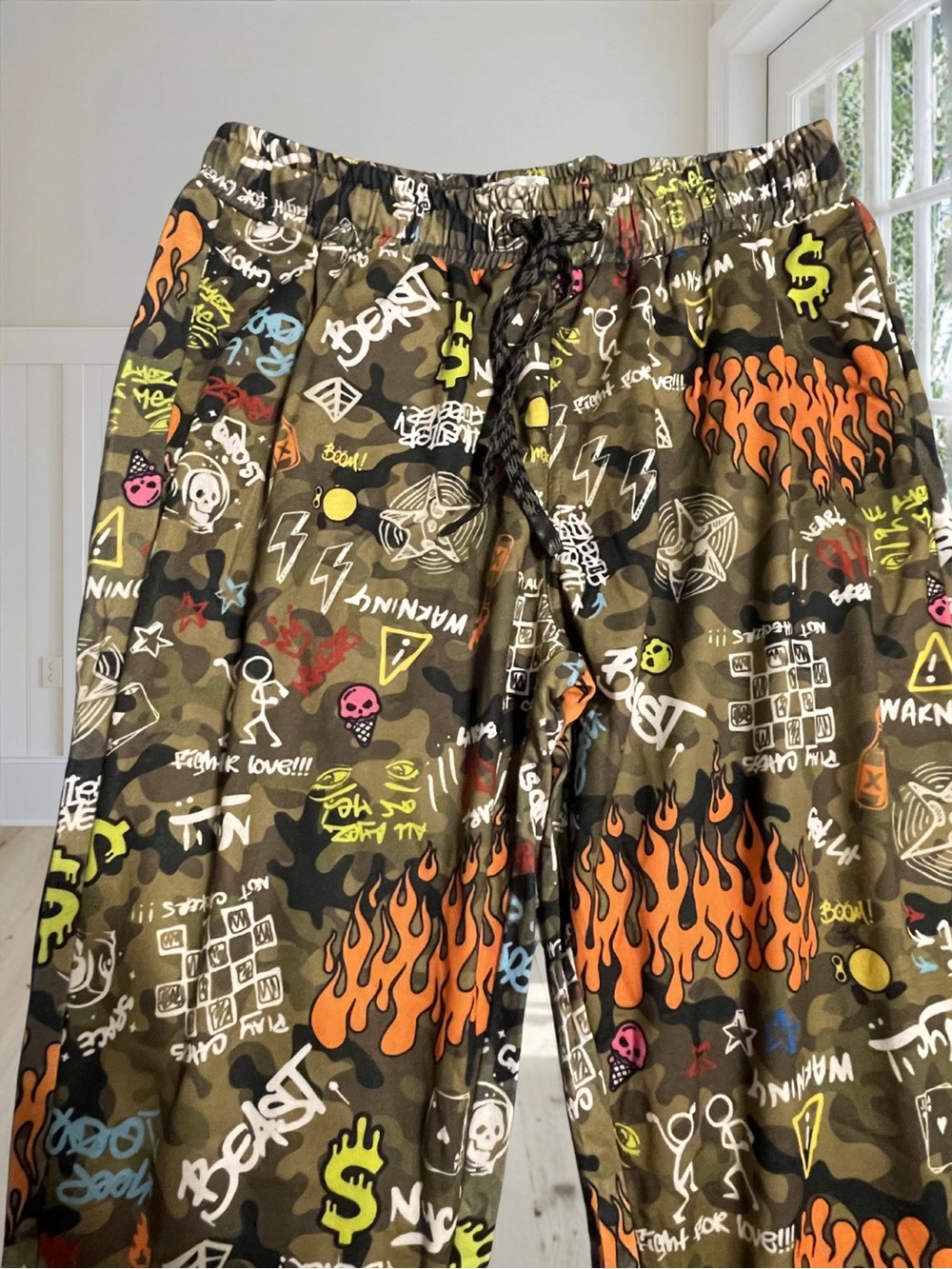 FRESH PRINTS OF BEL-AIR Men’s Camo Graffiti Joggers XL NWT Streetwear Flames - Picture 3 of 13